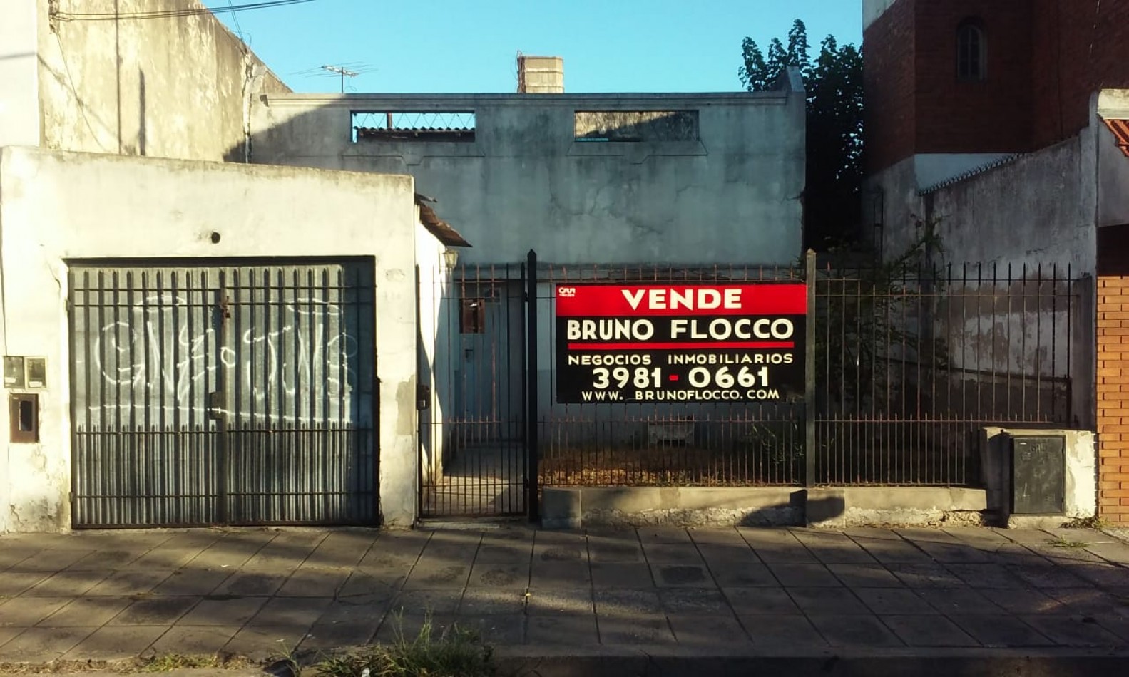 CASA DE 5 AMBIENTES A RECICLAR - LOTE 8,66 X 28 APROX. - E. FERNANDEZ AL 700 - LANUS OESTE