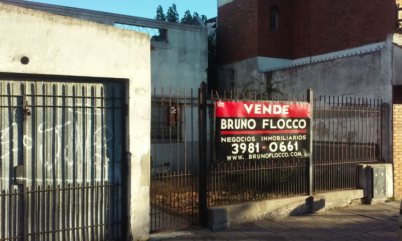 CASA DE 5 AMBIENTES A RECICLAR - LOTE 8,66 X 28 APROX. - E. FERNANDEZ AL 700 - LANUS OESTE