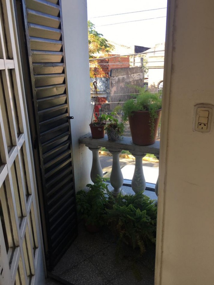 PH TIPO CASA EN TRES NIVELES - IDEAL DOS FAMILIAS - SEGUROLA ESQ. EVA PERON - LANUS OESTE