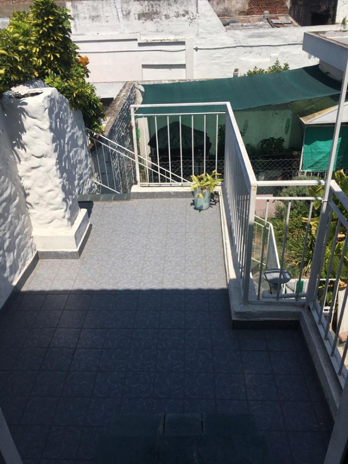AMPLIA CASA CON DOBLE GARAGE + DPTO 2AMB. C/PATIO + MONO AMBIENTE EN PLANTA ALTA