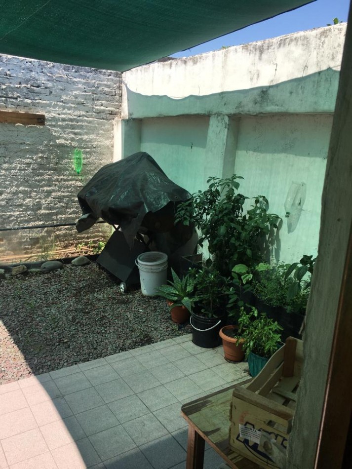 AMPLIA CASA CON DOBLE GARAGE + DPTO 2AMB. C/PATIO + MONO AMBIENTE EN PLANTA ALTA