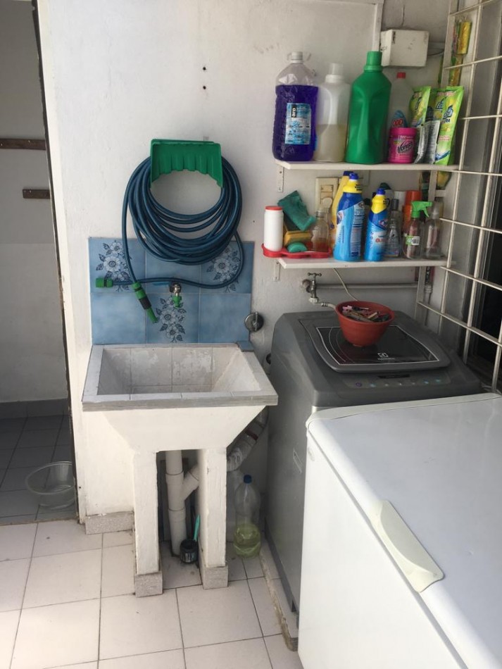AMPLIA CASA CON DOBLE GARAGE + DPTO 2AMB. C/PATIO + MONO AMBIENTE EN PLANTA ALTA