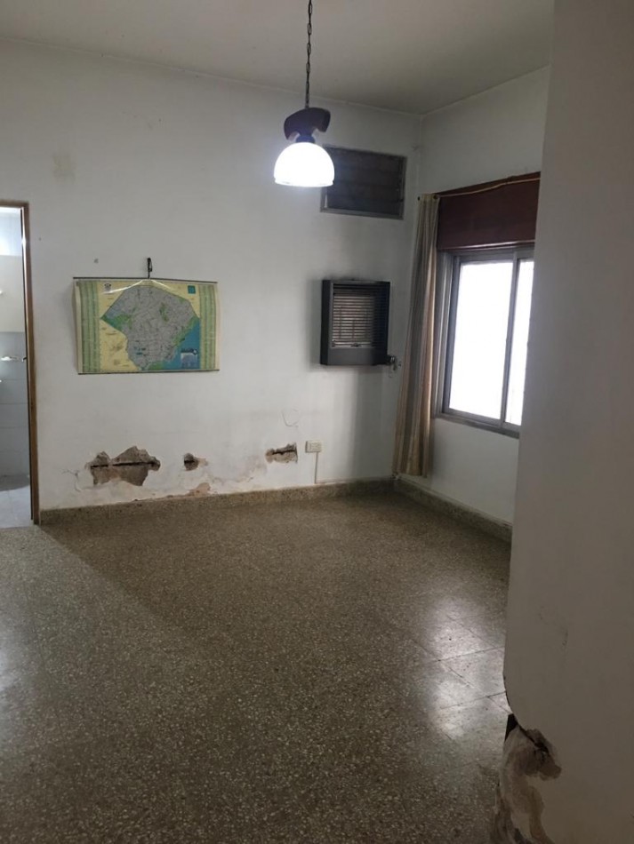 AMPLIA CASA CON DOBLE GARAGE + DPTO 2AMB. C/PATIO + MONO AMBIENTE EN PLANTA ALTA