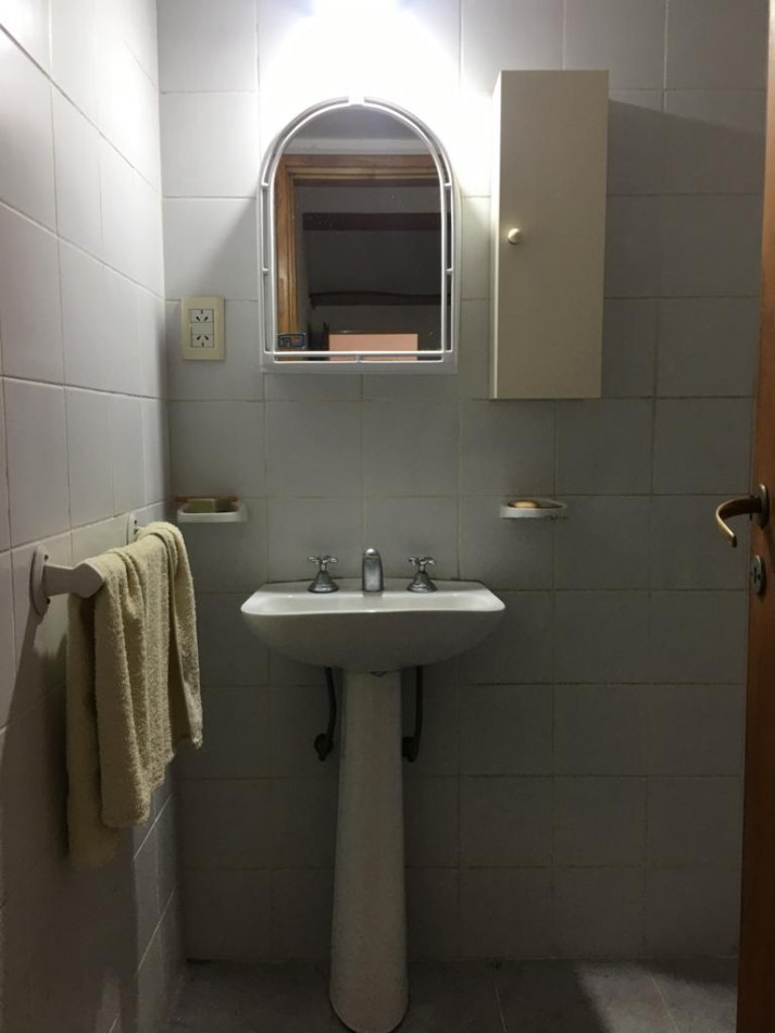 AMPLIA CASA CON DOBLE GARAGE + DPTO 2AMB. C/PATIO + MONO AMBIENTE EN PLANTA ALTA