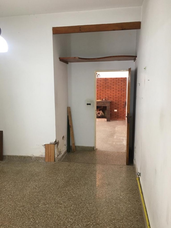 AMPLIA CASA CON DOBLE GARAGE + DPTO 2AMB. C/PATIO + MONO AMBIENTE EN PLANTA ALTA
