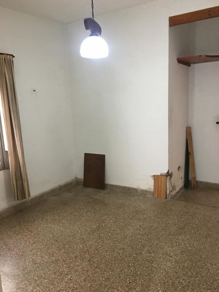 AMPLIA CASA CON DOBLE GARAGE + DPTO 2AMB. C/PATIO + MONO AMBIENTE EN PLANTA ALTA
