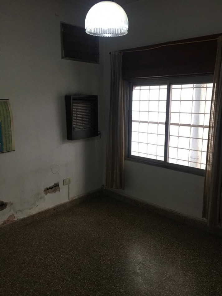 AMPLIA CASA CON DOBLE GARAGE + DPTO 2AMB. C/PATIO + MONO AMBIENTE EN PLANTA ALTA