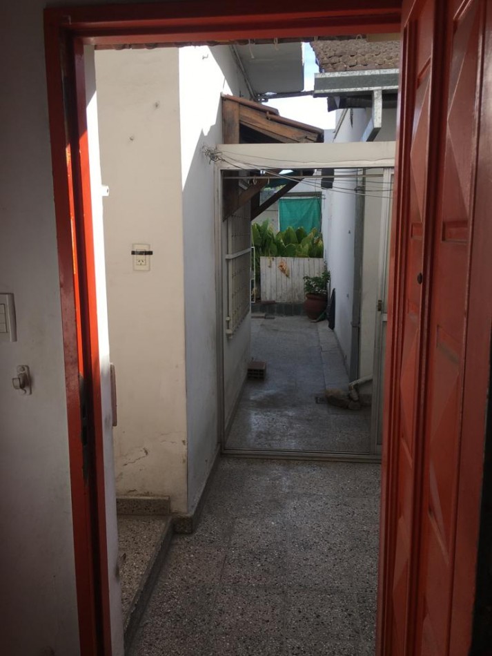 AMPLIA CASA CON DOBLE GARAGE + DPTO 2AMB. C/PATIO + MONO AMBIENTE EN PLANTA ALTA