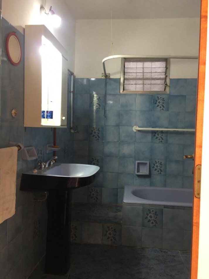 AMPLIA CASA CON DOBLE GARAGE + DPTO 2AMB. C/PATIO + MONO AMBIENTE EN PLANTA ALTA