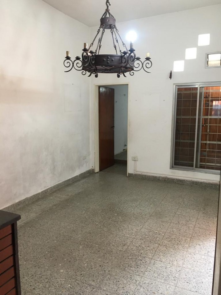 AMPLIA CASA CON DOBLE GARAGE + DPTO 2AMB. C/PATIO + MONO AMBIENTE EN PLANTA ALTA
