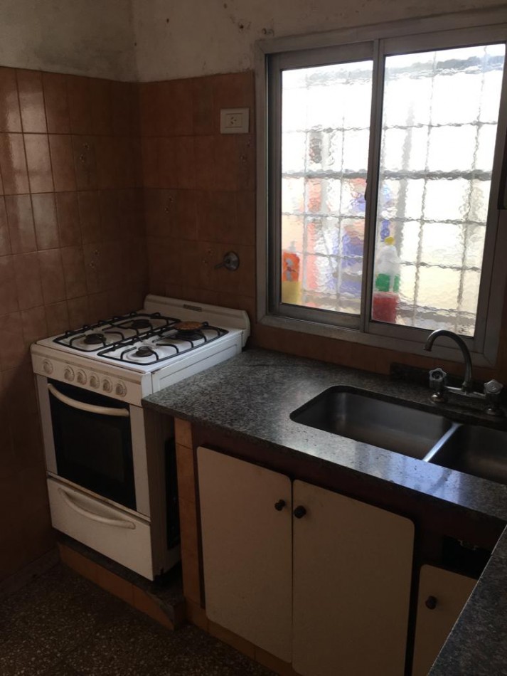AMPLIA CASA CON DOBLE GARAGE + DPTO 2AMB. C/PATIO + MONO AMBIENTE EN PLANTA ALTA
