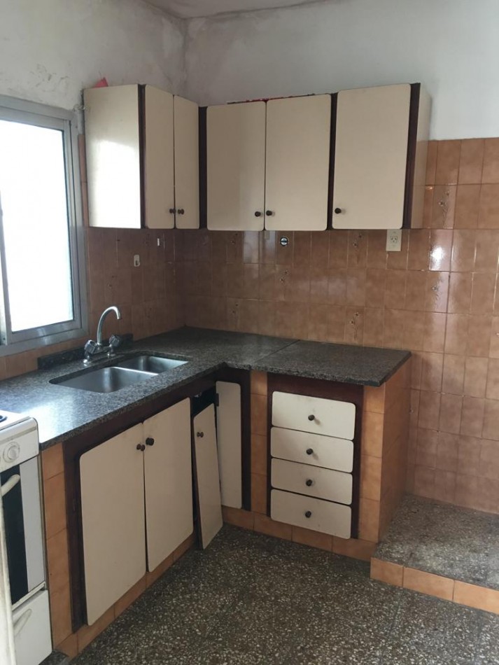 AMPLIA CASA CON DOBLE GARAGE + DPTO 2AMB. C/PATIO + MONO AMBIENTE EN PLANTA ALTA