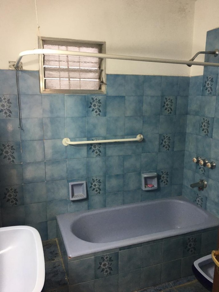 AMPLIA CASA CON DOBLE GARAGE + DPTO 2AMB. C/PATIO + MONO AMBIENTE EN PLANTA ALTA