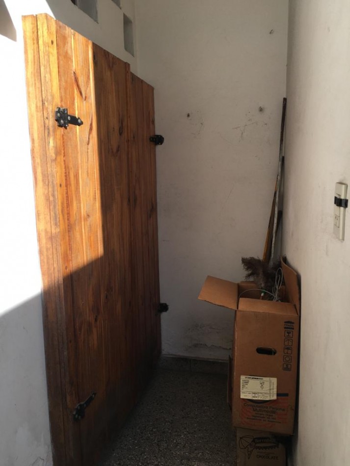 AMPLIA CASA CON DOBLE GARAGE + DPTO 2AMB. C/PATIO + MONO AMBIENTE EN PLANTA ALTA
