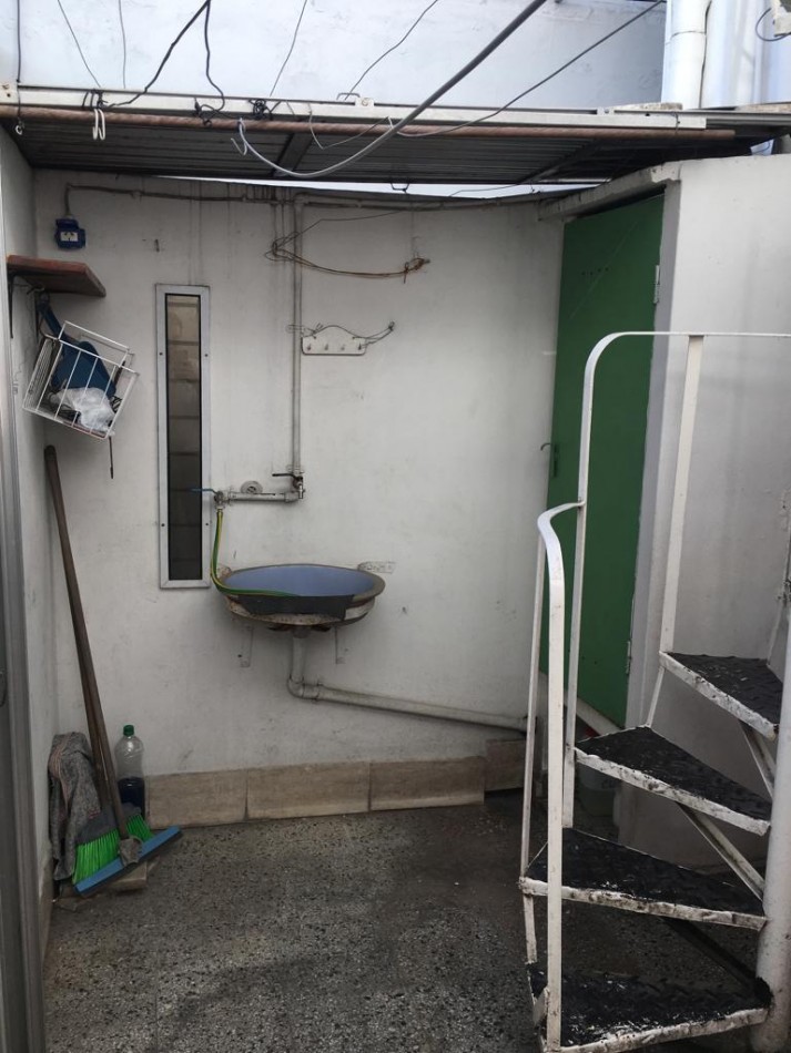 AMPLIA CASA CON DOBLE GARAGE + DPTO 2AMB. C/PATIO + MONO AMBIENTE EN PLANTA ALTA