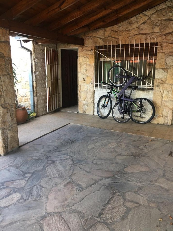 AMPLIA CASA CON DOBLE GARAGE + DPTO 2AMB. C/PATIO + MONO AMBIENTE EN PLANTA ALTA