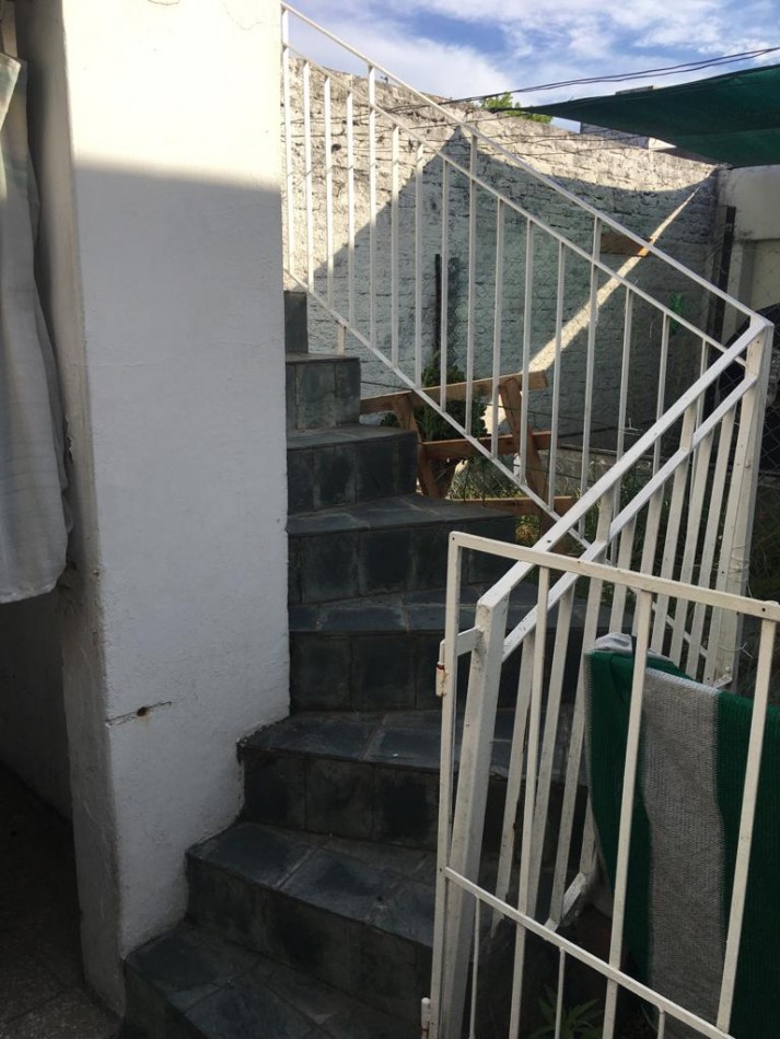 AMPLIA CASA CON DOBLE GARAGE + DPTO 2AMB. C/PATIO + MONO AMBIENTE EN PLANTA ALTA