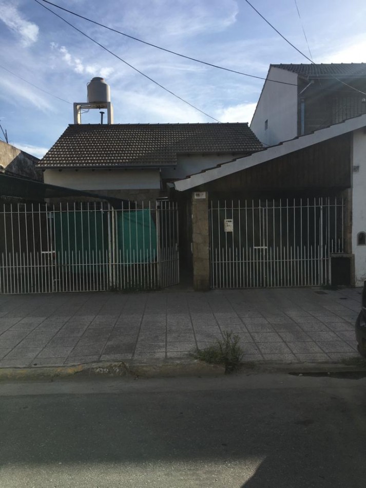 AMPLIA CASA CON DOBLE GARAGE + DPTO 2AMB. C/PATIO + MONO AMBIENTE EN PLANTA ALTA