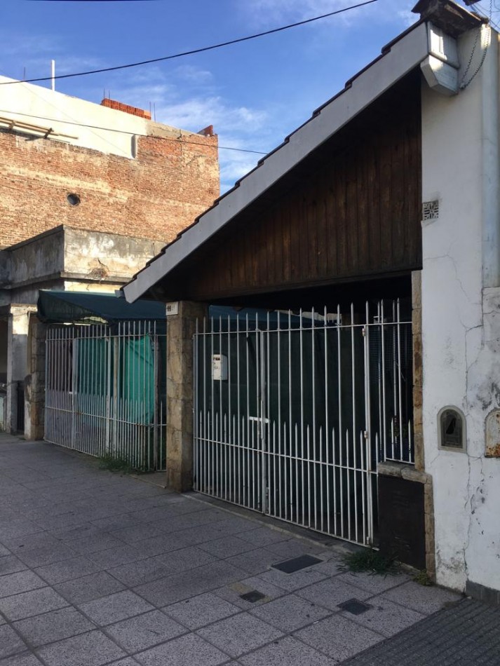 AMPLIA CASA CON DOBLE GARAGE + DPTO 2AMB. C/PATIO + MONO AMBIENTE EN PLANTA ALTA