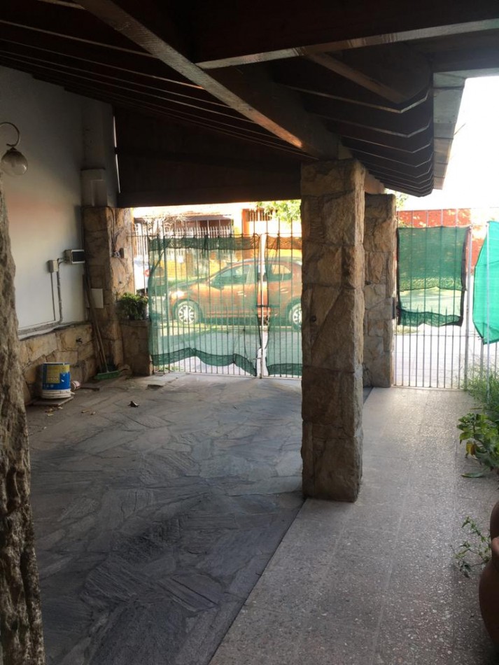 AMPLIA CASA CON DOBLE GARAGE + DPTO 2AMB. C/PATIO + MONO AMBIENTE EN PLANTA ALTA