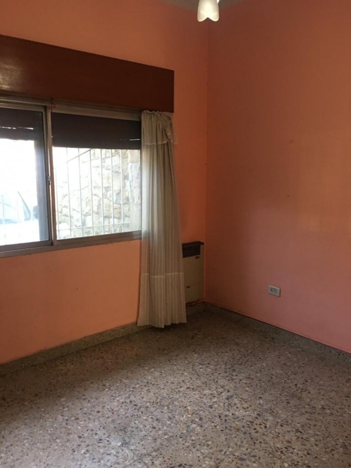 AMPLIA CASA CON DOBLE GARAGE + DPTO 2AMB. C/PATIO + MONO AMBIENTE EN PLANTA ALTA