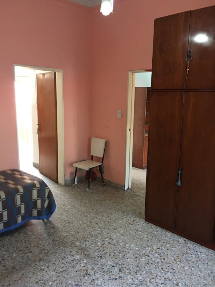 AMPLIA CASA CON DOBLE GARAGE + DPTO 2AMB. C/PATIO + MONO AMBIENTE EN PLANTA ALTA
