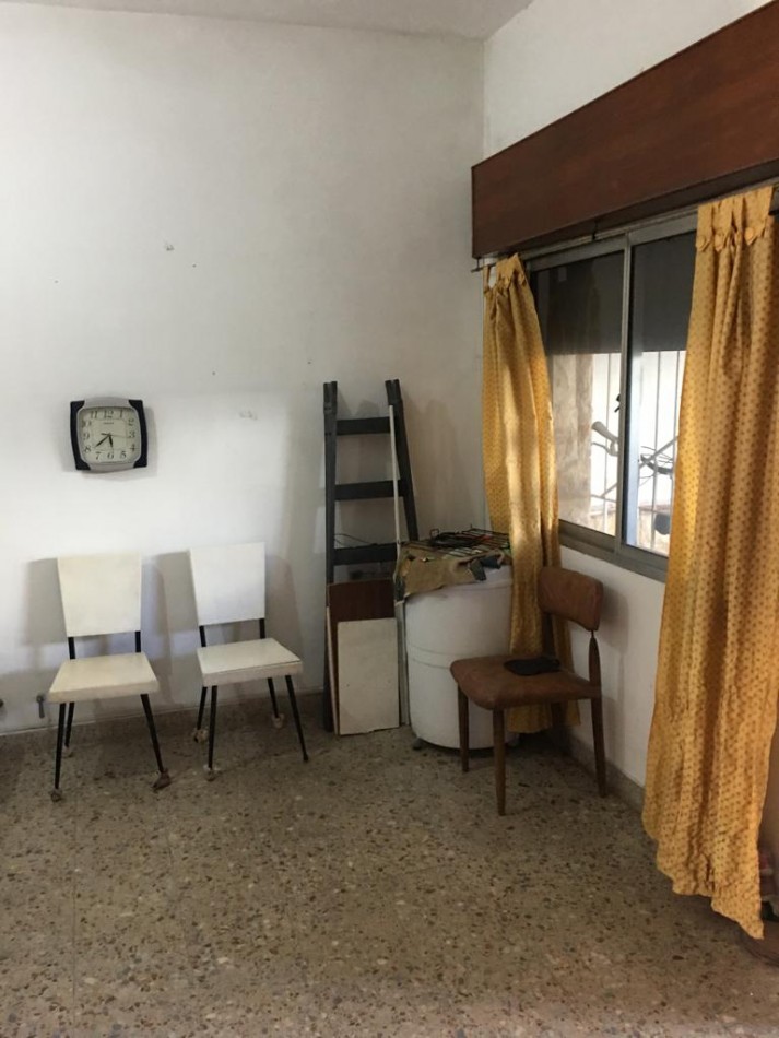AMPLIA CASA CON DOBLE GARAGE + DPTO 2AMB. C/PATIO + MONO AMBIENTE EN PLANTA ALTA