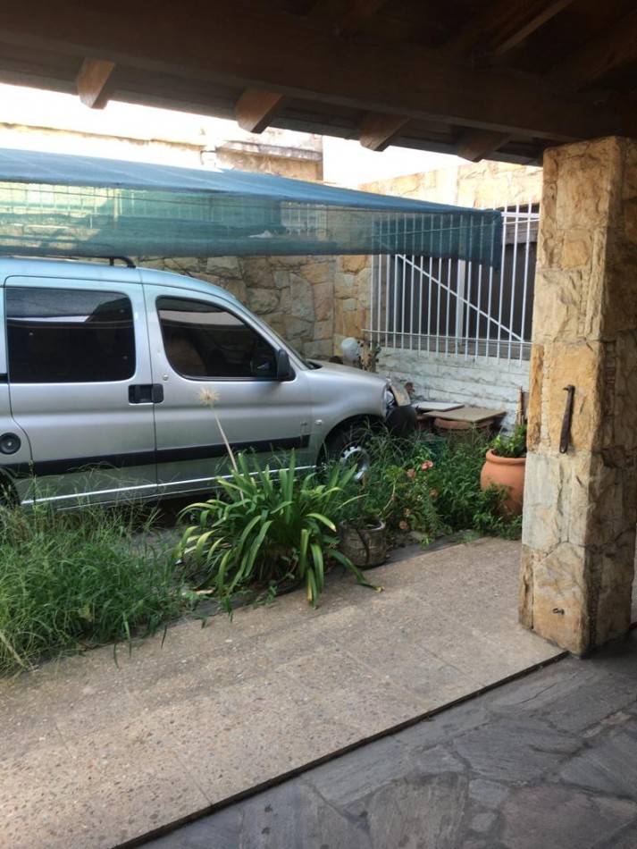 AMPLIA CASA CON DOBLE GARAGE + DPTO 2AMB. C/PATIO + MONO AMBIENTE EN PLANTA ALTA