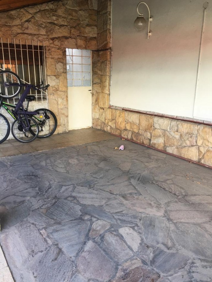 AMPLIA CASA CON DOBLE GARAGE + DPTO 2AMB. C/PATIO + MONO AMBIENTE EN PLANTA ALTA