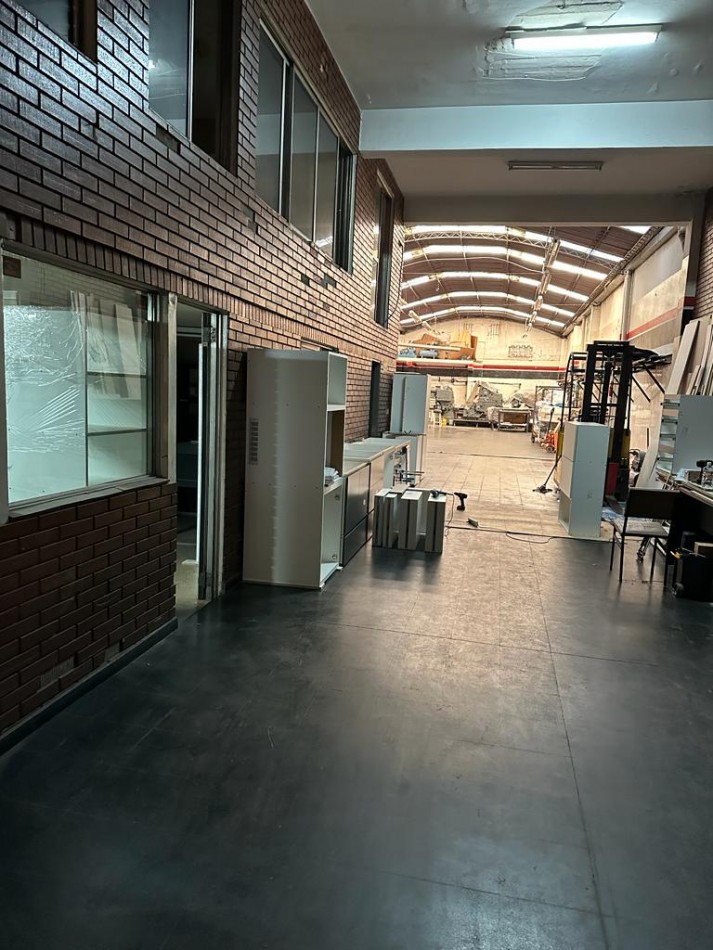GALPON EN VENTA y/o ALQUILER - 8,66 x 37 mtrs aprox - CRISOGOLO LARRALDE AL 900 - FRENTE AL SHOPPING DE AVELLANEDA 