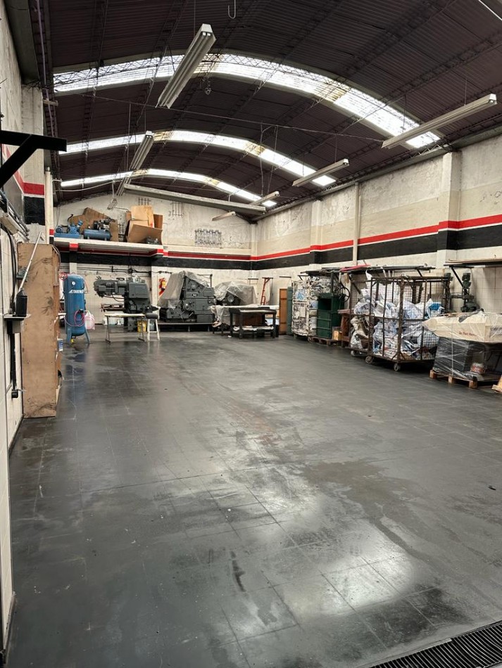 GALPON EN VENTA y/o ALQUILER - 8,66 x 37 mtrs aprox - CRISOGOLO LARRALDE AL 900 - FRENTE AL SHOPPING DE AVELLANEDA 