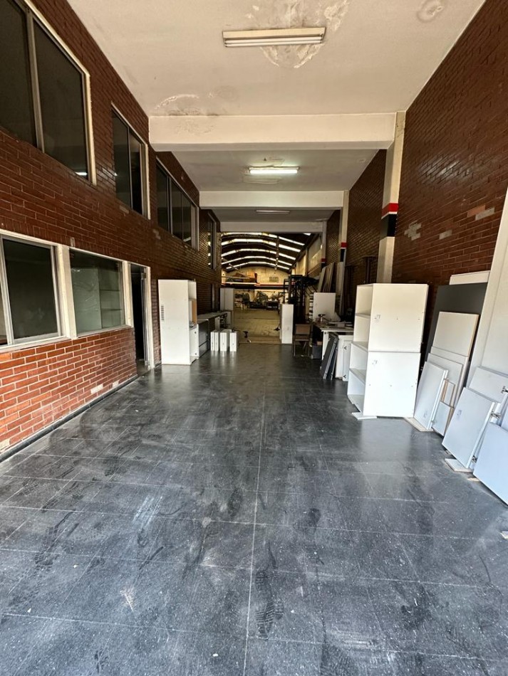 GALPON EN VENTA y/o ALQUILER - 8,66 x 37 mtrs aprox - CRISOGOLO LARRALDE AL 900 - FRENTE AL SHOPPING DE AVELLANEDA 