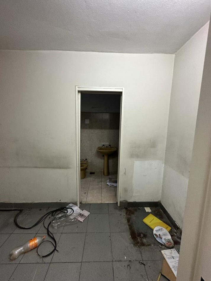 GALPON EN ALQUILER C/OFICINAS - Av. Rivadavia al 900 - Valentin Alsina