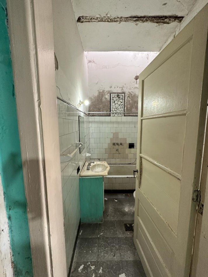PH INTERNO 3 AMB. A RECICLAR 100% - Av. INTENDENTE QUINDIMIL y SANTIAGO DEL ESTERO.