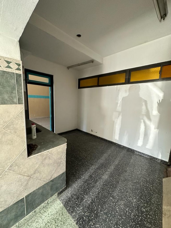 ALQUILER AMPLIO LOCAL DIVISIBLE CON VIVIENDA S/Av. REMEDIOS DE ESCALADA al 2000