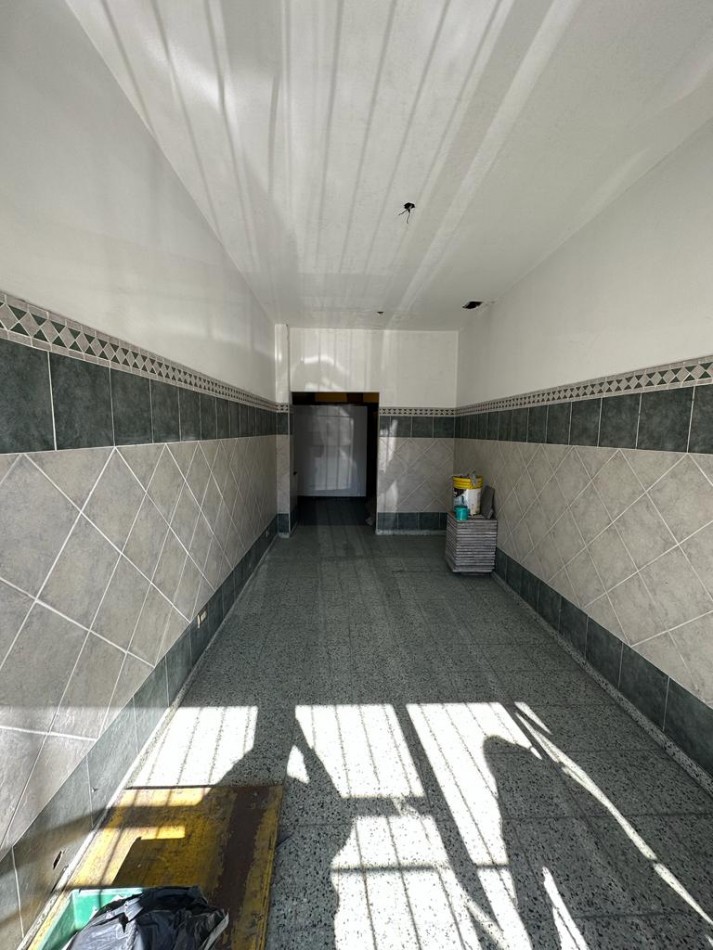 ALQUILER AMPLIO LOCAL DIVISIBLE CON VIVIENDA S/Av. REMEDIOS DE ESCALADA al 2000