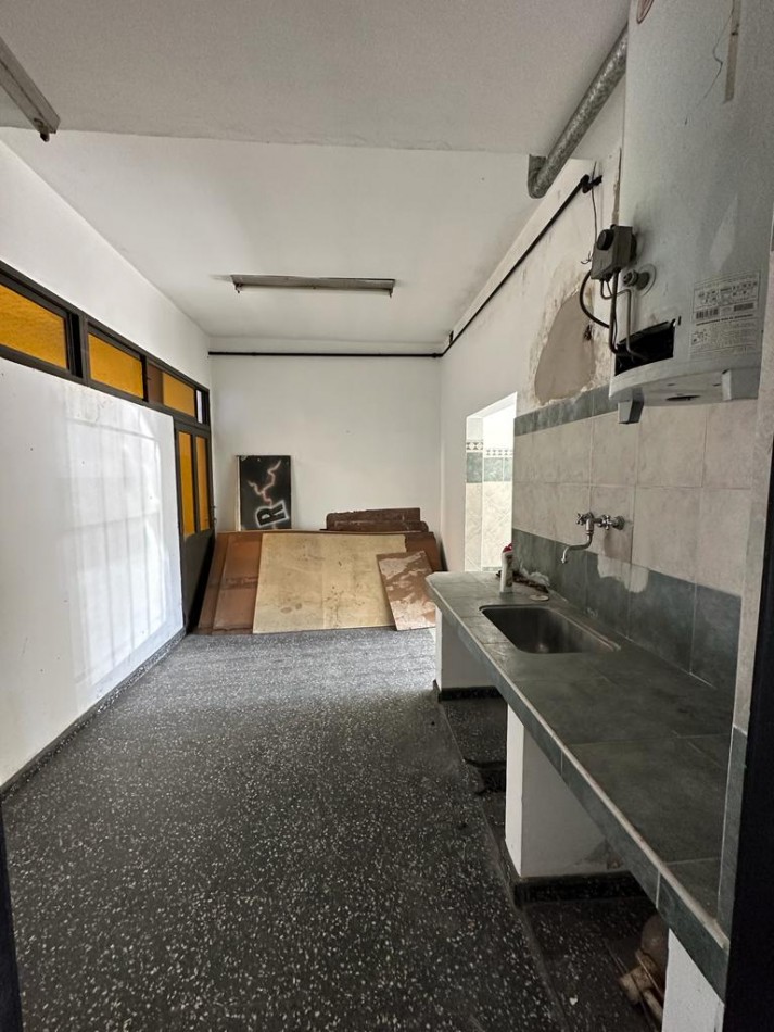 ALQUILER AMPLIO LOCAL DIVISIBLE CON VIVIENDA S/Av. REMEDIOS DE ESCALADA al 2000
