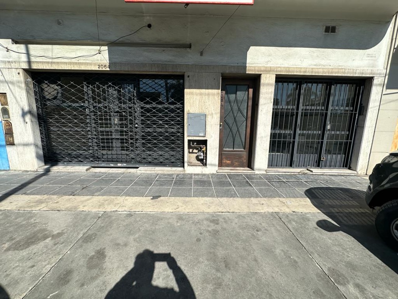 ALQUILER AMPLIO LOCAL DIVISIBLE CON VIVIENDA S/Av. REMEDIOS DE ESCALADA al 2000