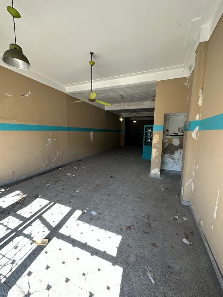 ALQUILER AMPLIO LOCAL DIVISIBLE CON VIVIENDA S/Av. REMEDIOS DE ESCALADA al 2000