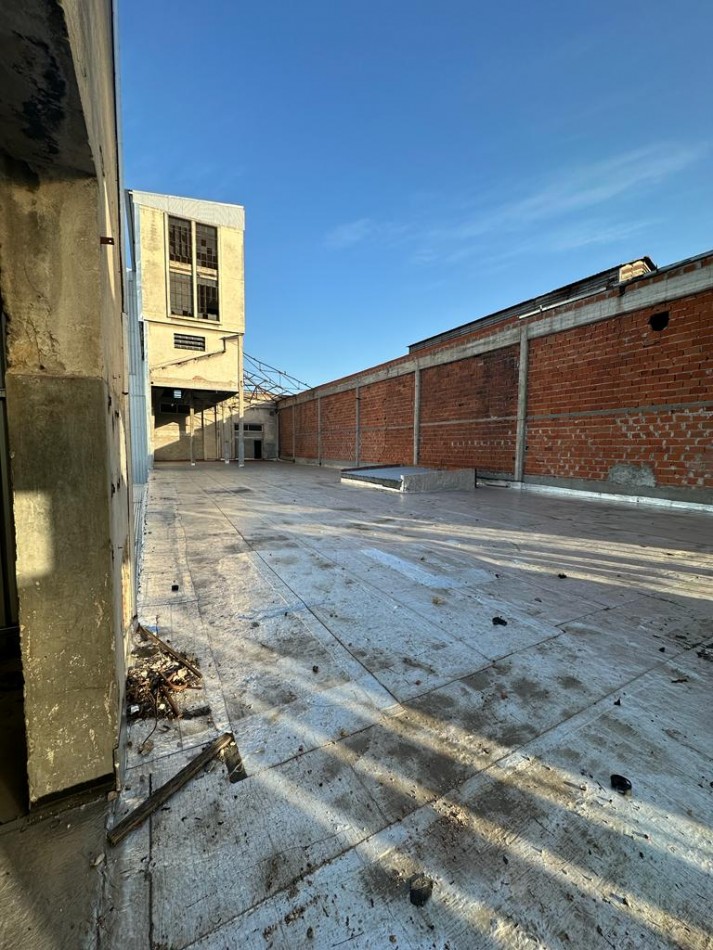 IMPONENTE GALPON CON SALIDA A DOS CALLES EN ZONA ESTRATEGICA 2400 m2 EN DOS PLANTAS - ENTRE RIOS E/ISLETA y CONESA