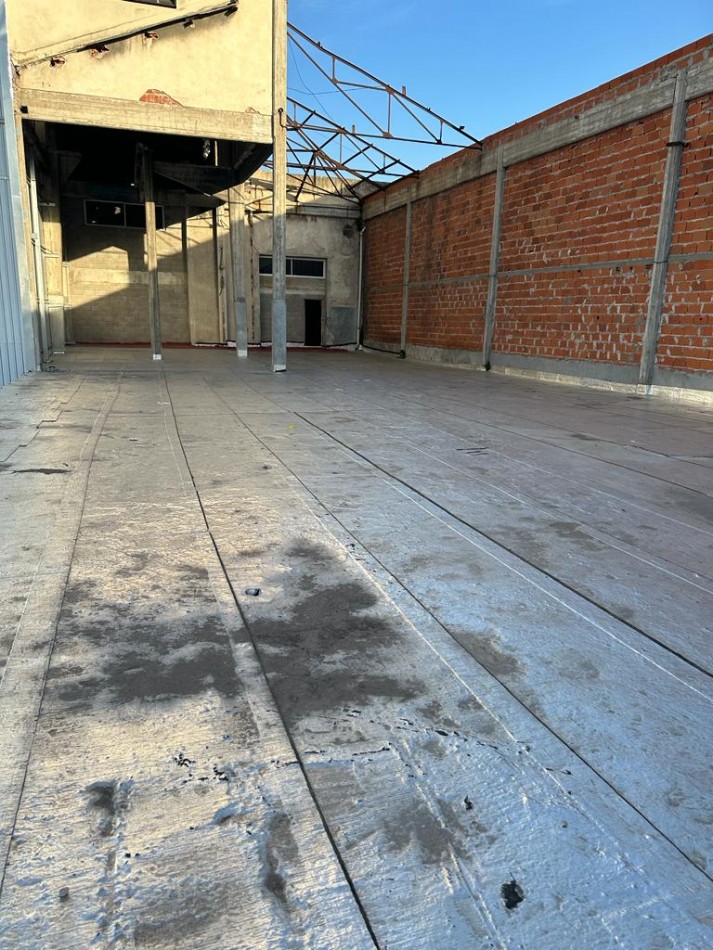 IMPONENTE GALPON CON SALIDA A DOS CALLES EN ZONA ESTRATEGICA 2400 m2 EN DOS PLANTAS - ENTRE RIOS E/ISLETA y CONESA