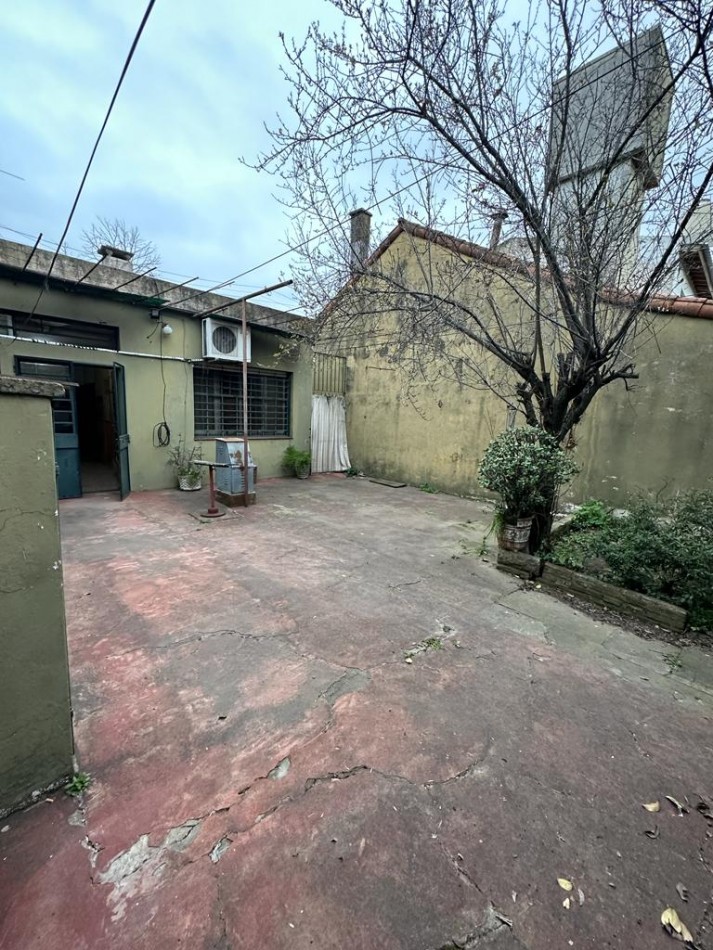 CASA CON LOCAL S/LOTE 8.66 x 44 metros - Av. Hipolito Yrigoyen 15000 - Burzaco