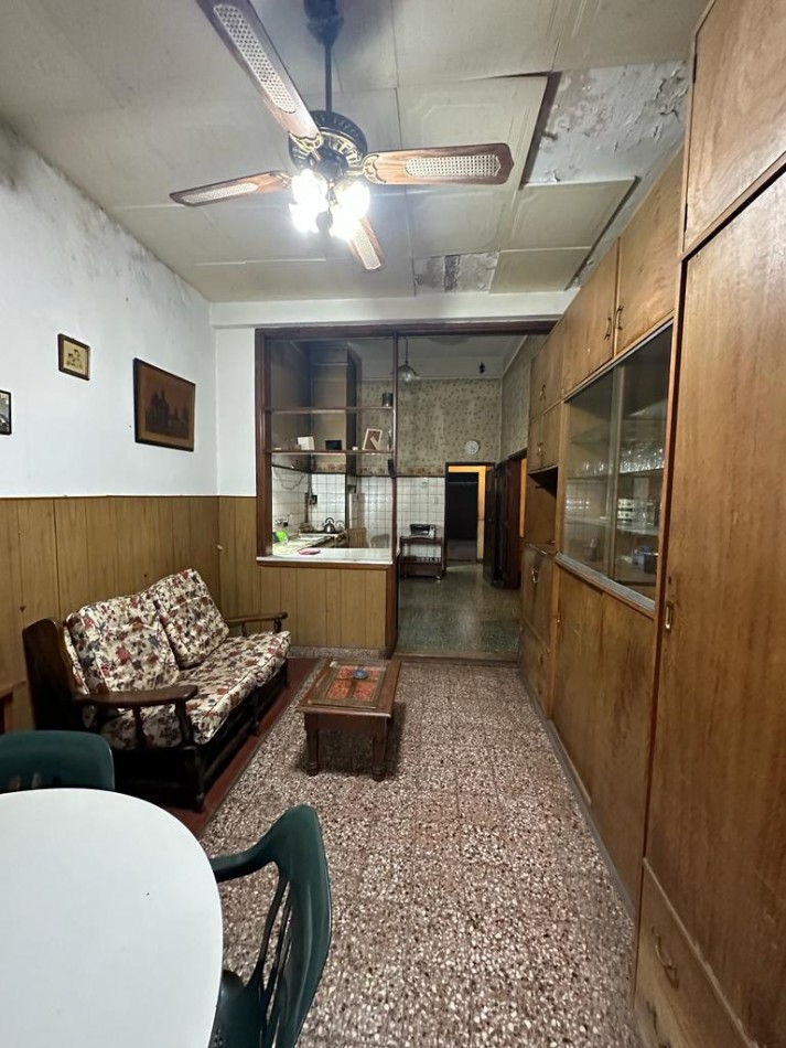 CASA CON LOCAL S/LOTE 8.66 x 44 metros - Av. Hipolito Yrigoyen 15000 - Burzaco