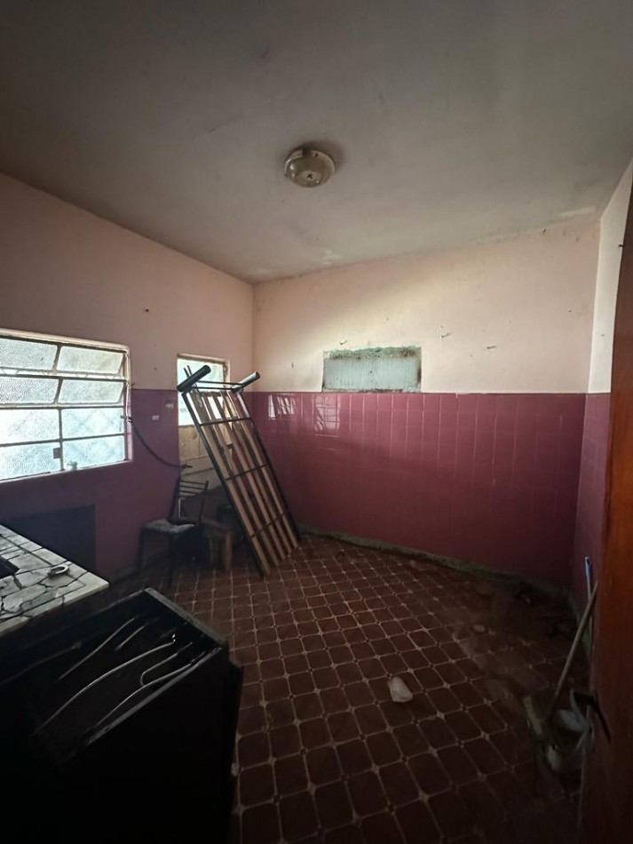 CASA A REFACCIONAR EN ESQUINA SOBRE LOTE PROPIO DE 240 MTRS  - GRAL ALLARIAS esq. SANTA FILOMENA - BARRIO SANTA CATALINA - LOMAS DE ZAMORA
