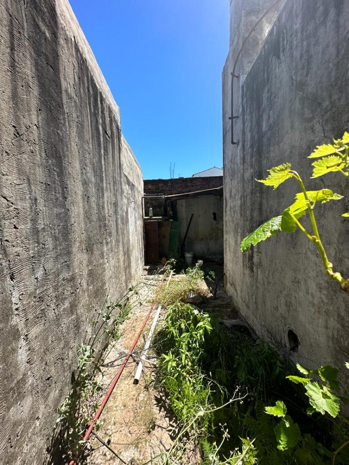 CASA A REFACCIONAR EN ESQUINA SOBRE LOTE PROPIO DE 240 MTRS  - GRAL ALLARIAS esq. SANTA FILOMENA - BARRIO SANTA CATALINA - LOMAS DE ZAMORA