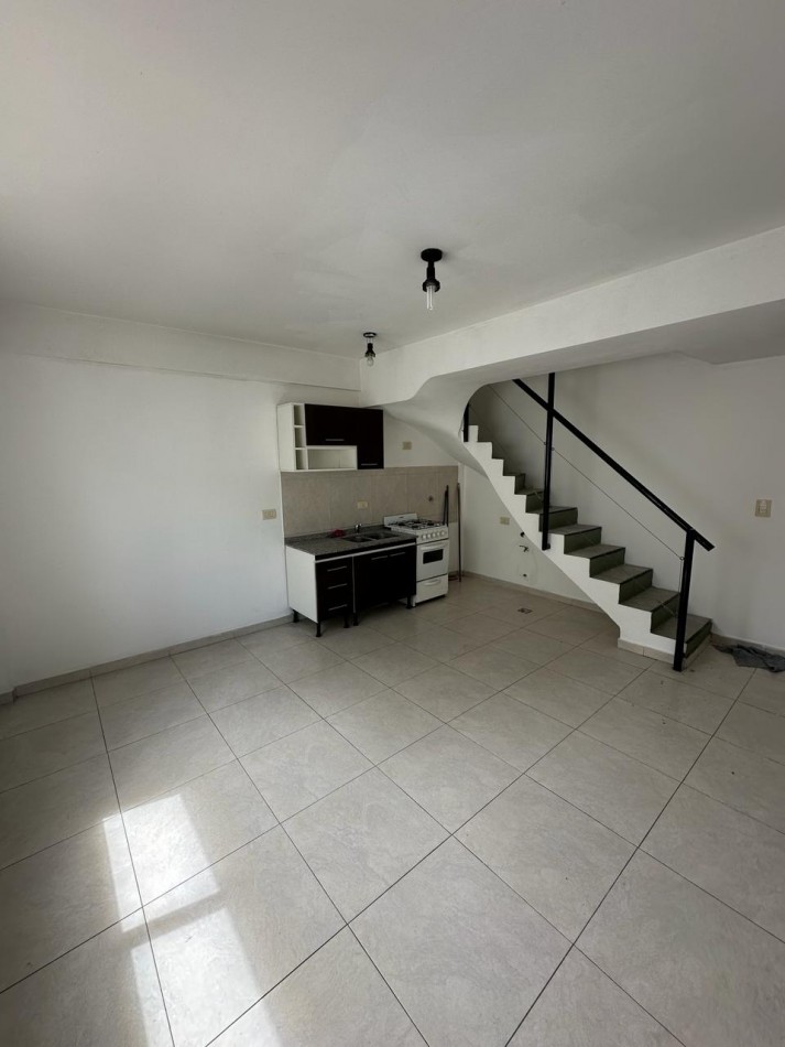 DPTO TIPO DUPLEX 2 AMBIENTES EN ALQUILER - CORDOBA AL 900 - LANUS ESTE