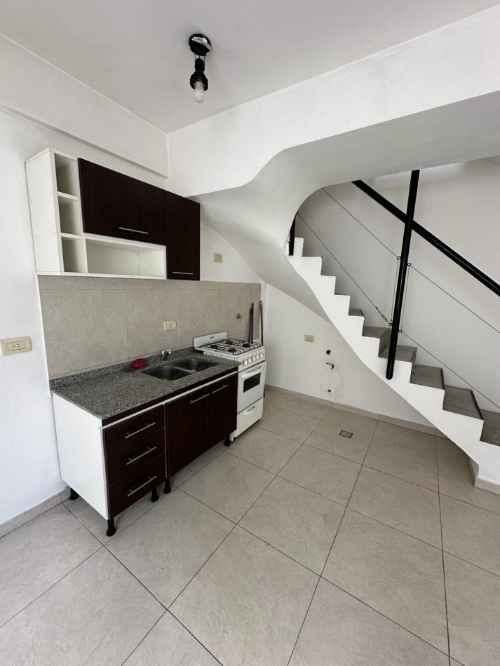 DPTO TIPO DUPLEX 2 AMBIENTES EN ALQUILER - CORDOBA AL 900 - LANUS ESTE