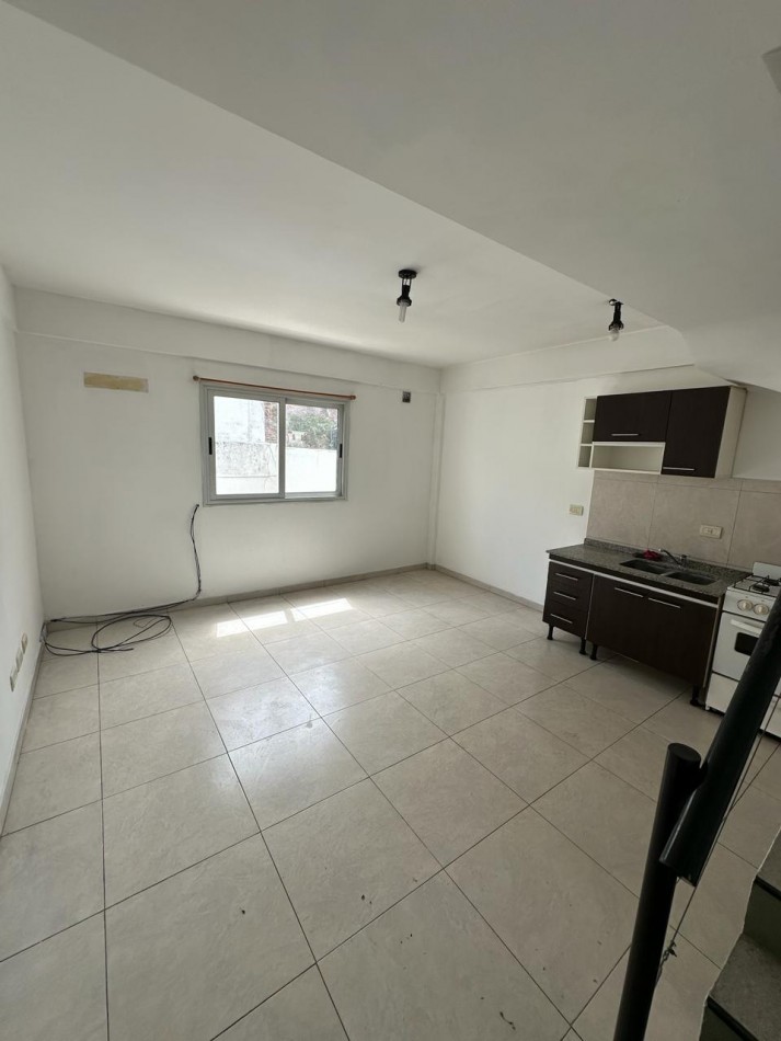 DPTO TIPO DUPLEX 2 AMBIENTES EN ALQUILER - CORDOBA AL 900 - LANUS ESTE