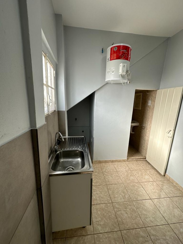 Dpto INTERNO DE UN AMB. y MEDIO C/PATIO - MORENO 2300 - (ZONA COTO AV. RIVADAVIA) 