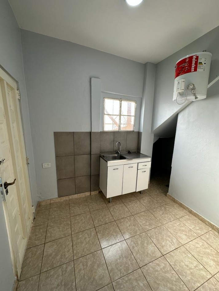 Dpto INTERNO DE UN AMB. y MEDIO C/PATIO - MORENO 2300 - (ZONA COTO AV. RIVADAVIA) 